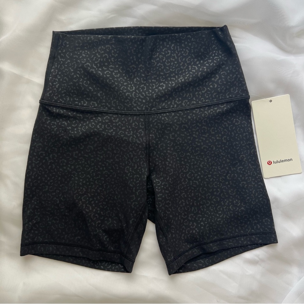 Lululemon Align High-Rise Short 6"
Leopard Daisy Emboss Black